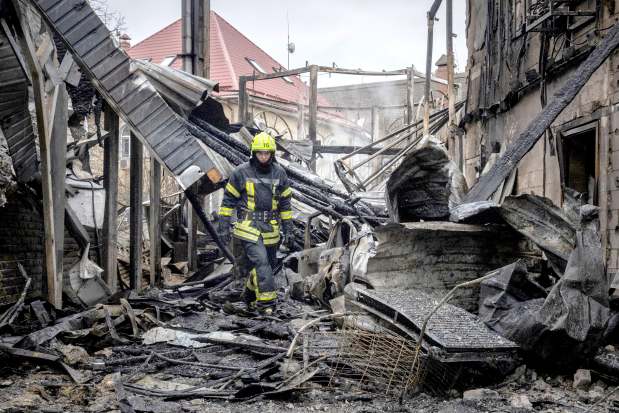 Russia attacks Kyiv ahead of Zelenskiy-Trump meeting